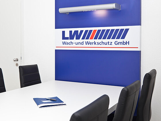 Konferenzzimmer mit LW Logo an der Wand im Hintergrund
