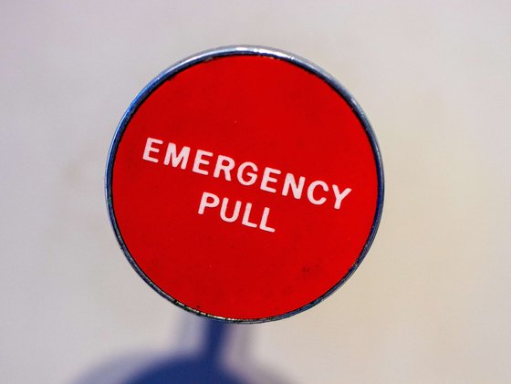 roter Sicherheitsknopf mit der Aufschrift emergency pull
